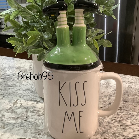 Rae Dunn 🍀 KISS ME 🍀 mug w/topper. - Picture 6 of 7
